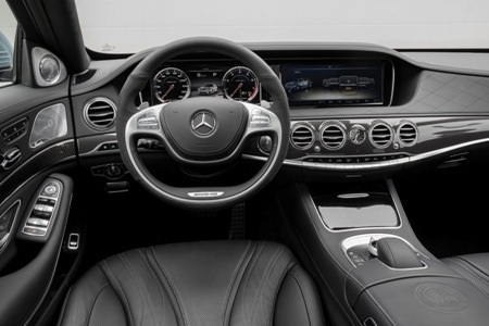 Logo AMG hiện diện khắp không gian nội that